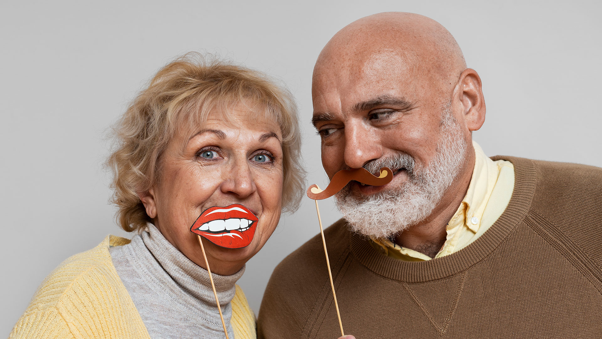 Coppia con un sorriso sano dopo un trattamento di implantologia a carico immediato con denti fissi.