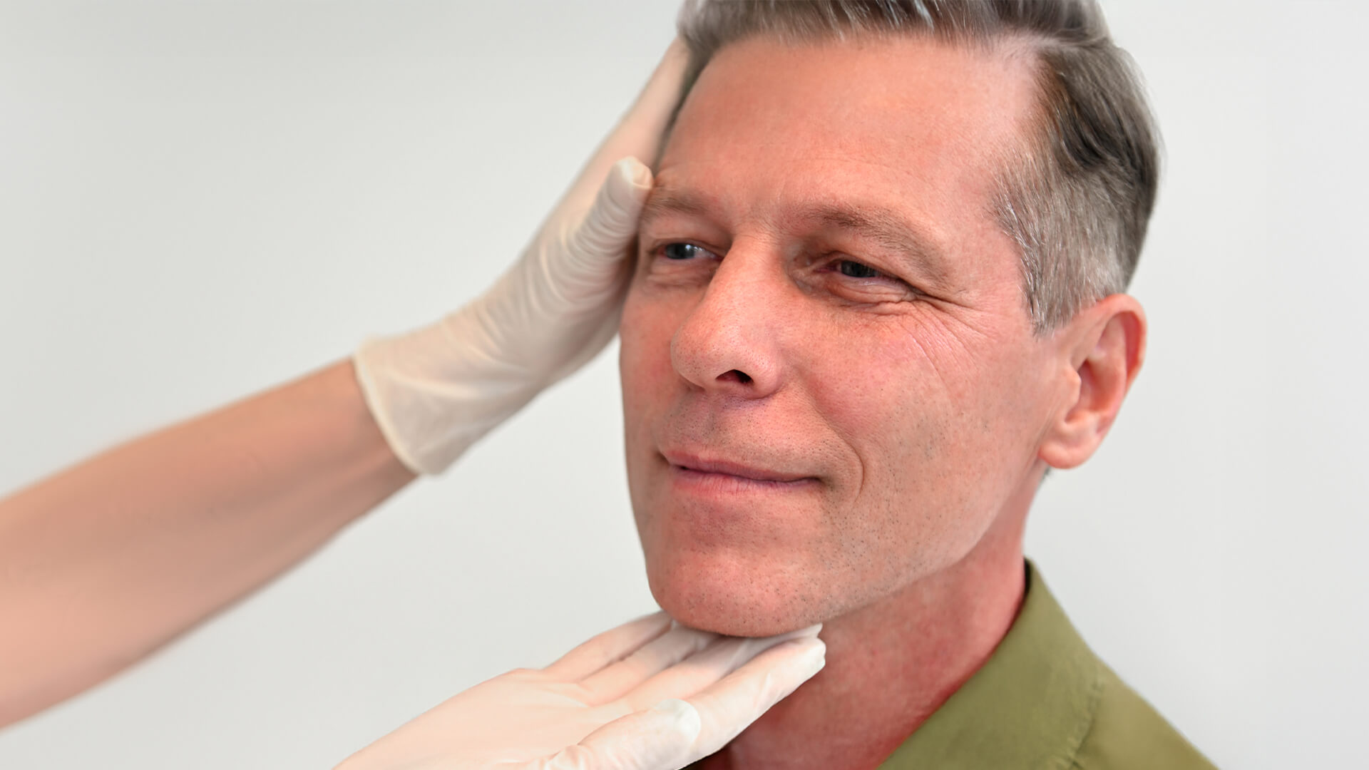 Immagine di un uomo che sta per fare la biorivitalizzazione viso senza aghi con tecnica PRX