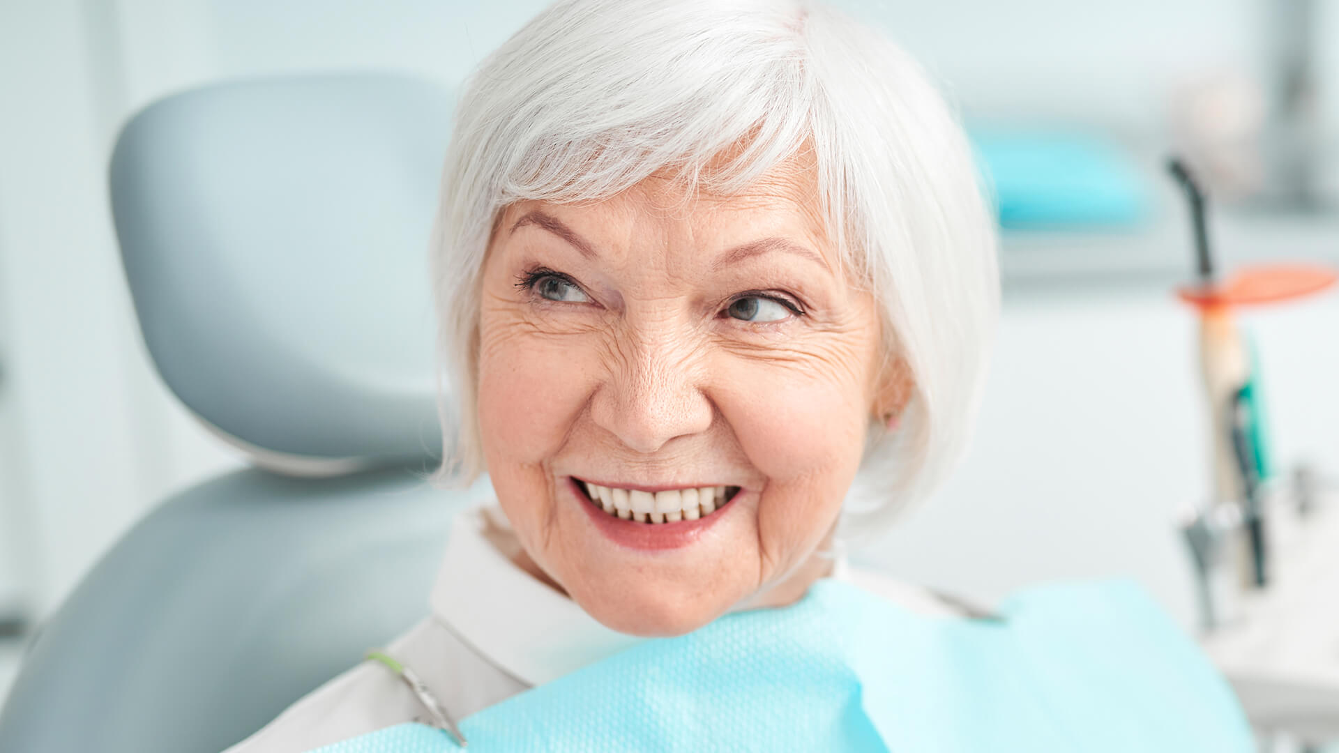 Immagine di una signora che sta valutando una protesi overdenture al posto della classica dentiera
