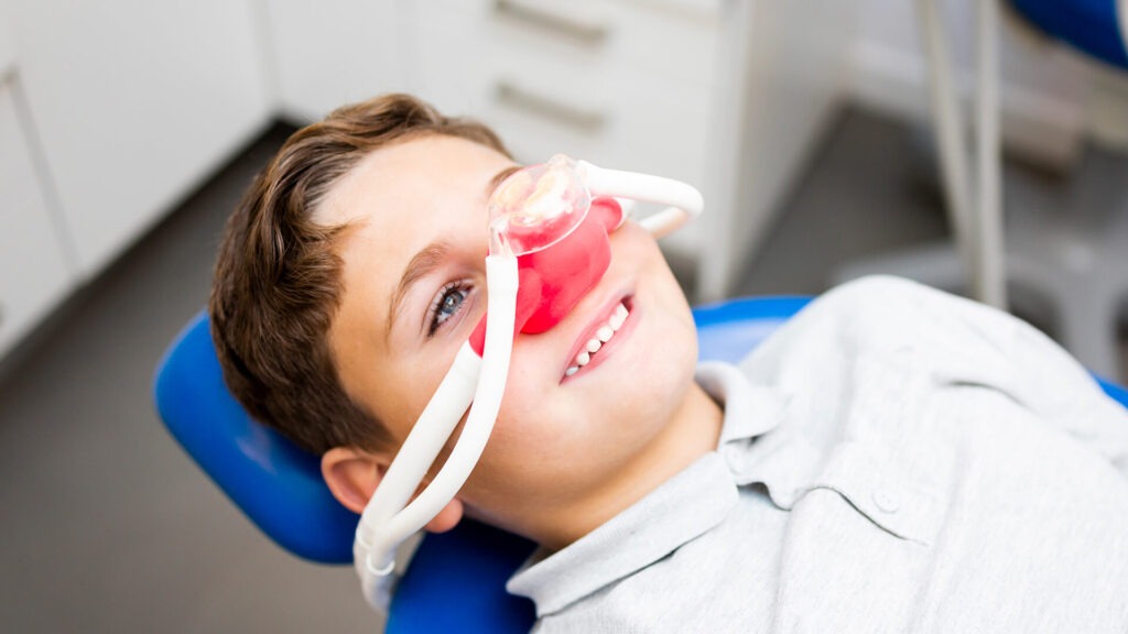Immagine di un bambino sottoposto alla sedazione cosciente dal dentista