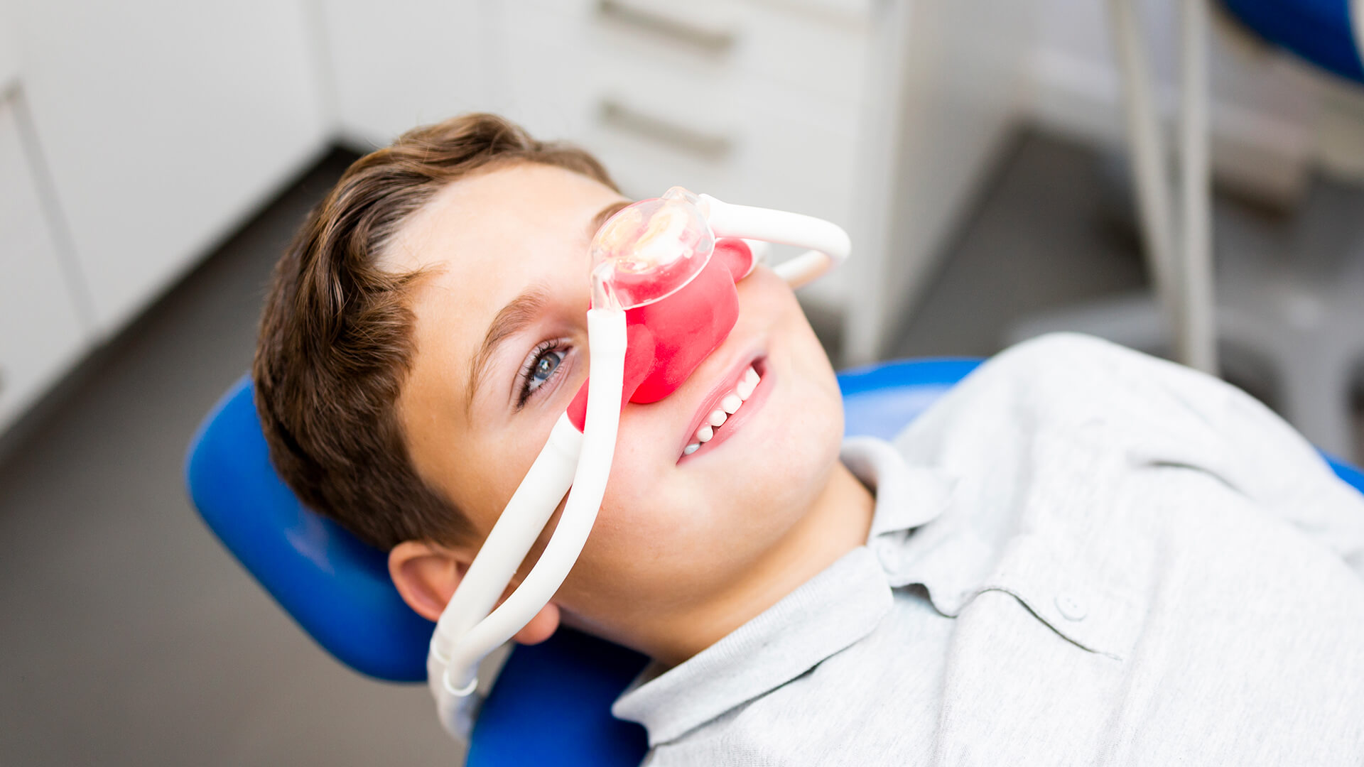 Immagine di un bambino sottoposto alla sedazione cosciente dal dentista