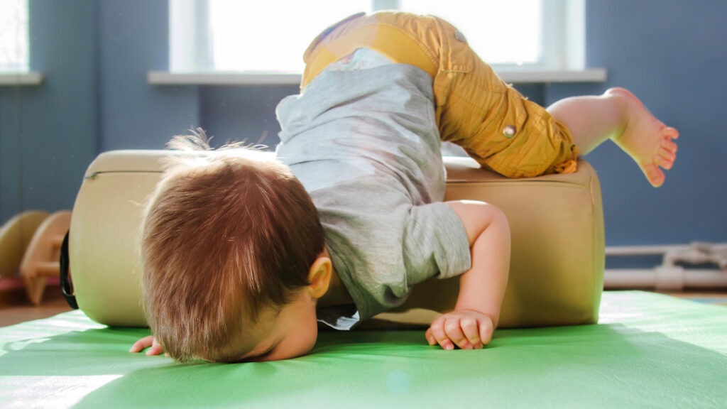 Immagine di un bambino che cade e rischia un trauma dentale