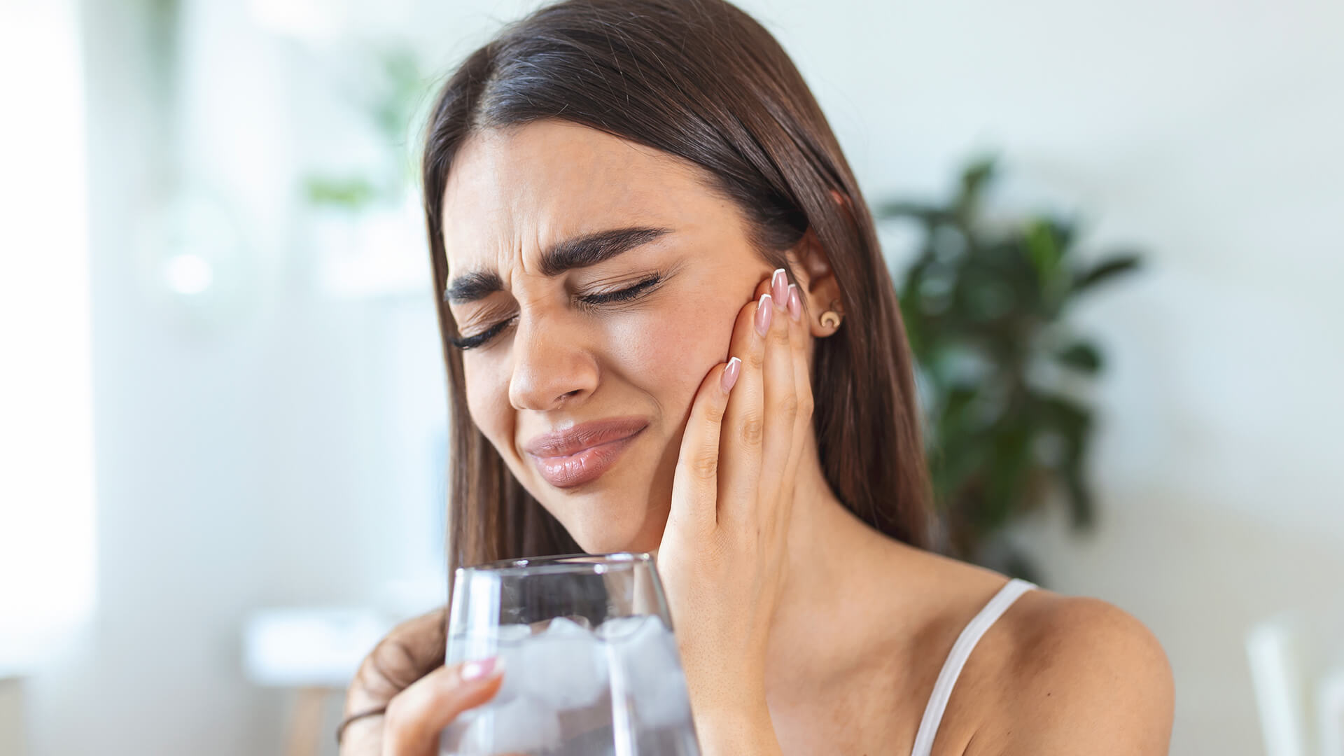 Foto di una ragazza che soffre di sensibilità al freddo per una probabile carie dentale