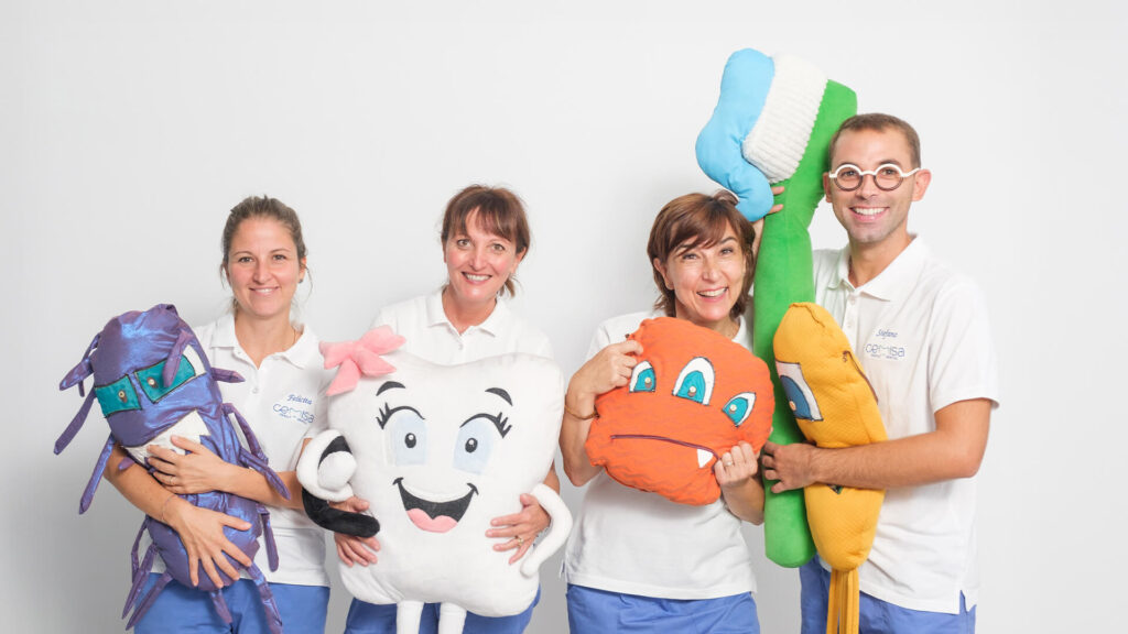 Foto dei dentisti pediatrici di Studio Cemisa a Torino, pronti a curare le carie nei denti da latte