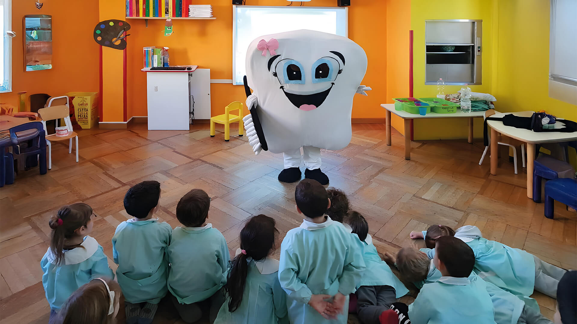Foto di un gruppo di bambini che fa lezione con Dentyna sulla salute orale