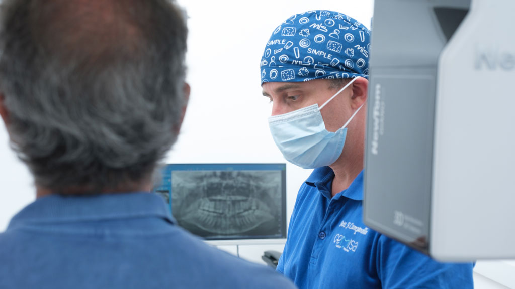 Foto di una persona che si sottopone alla prima visita dal dentista