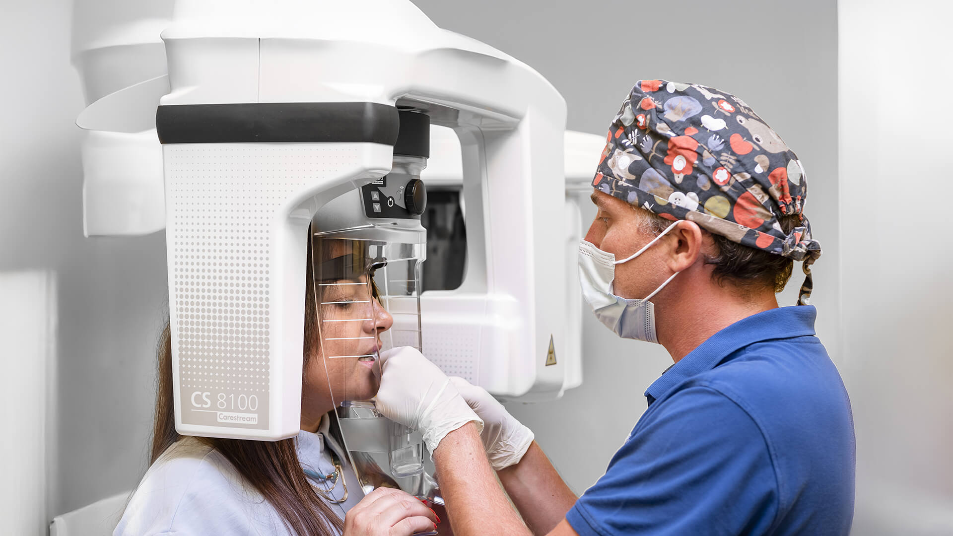 Foto di una persona che si sottopone alla prima visita dal dentista