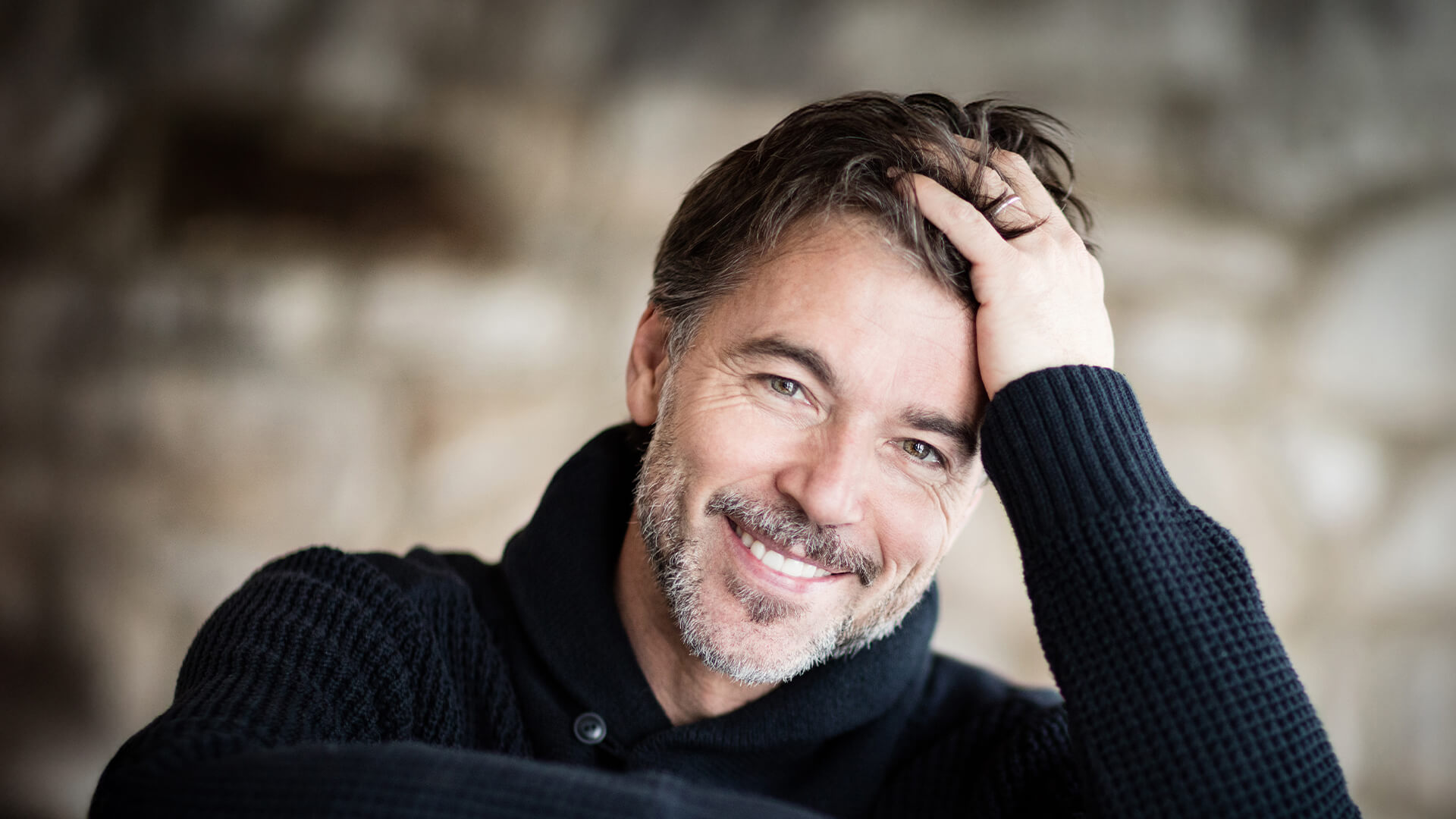 Foto di un uomo che si è sottoposto agli ultrasuoni viso focalizzati