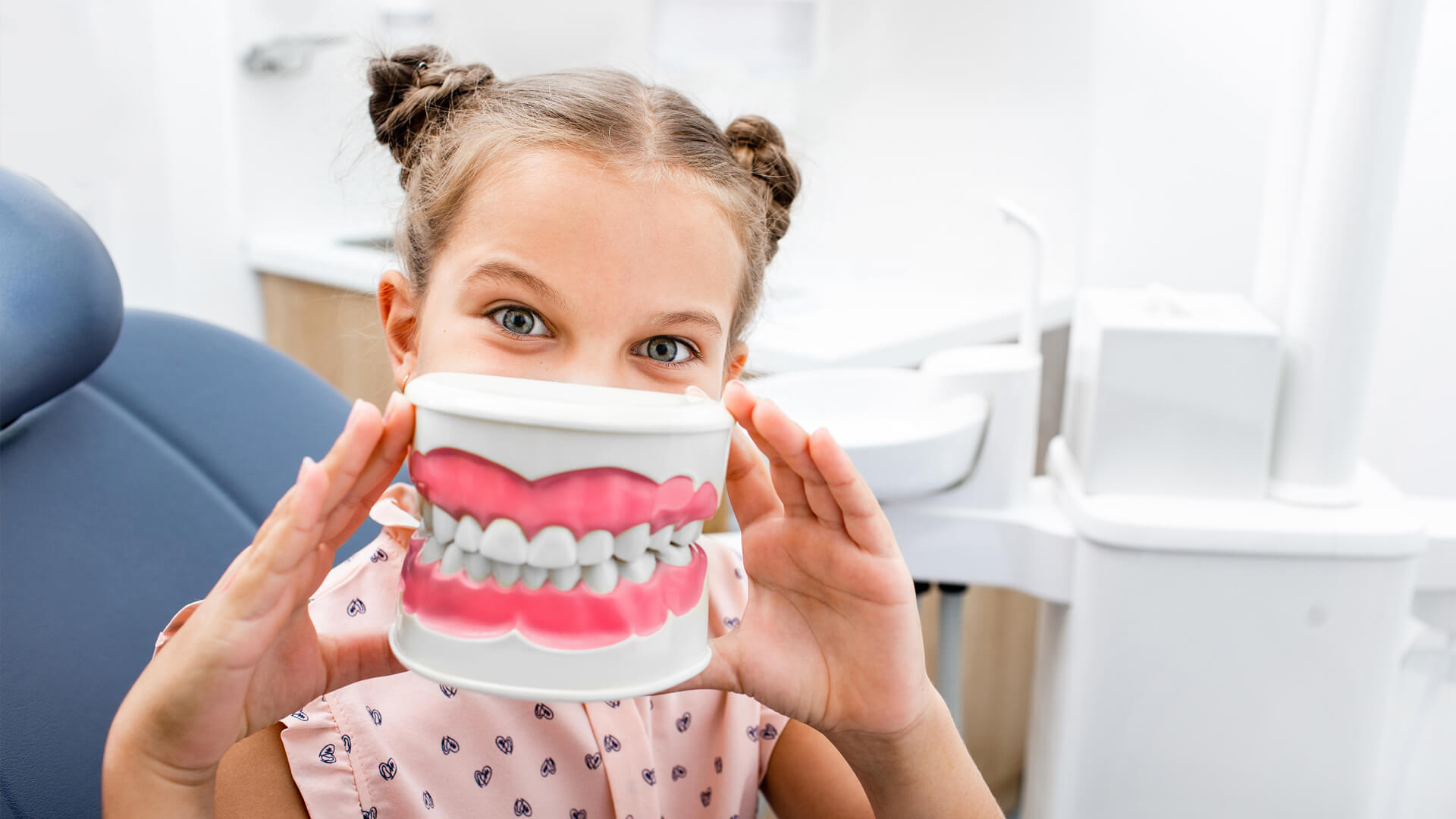 La foto mostra una bambina durante la sua prima visita di ortodonzia