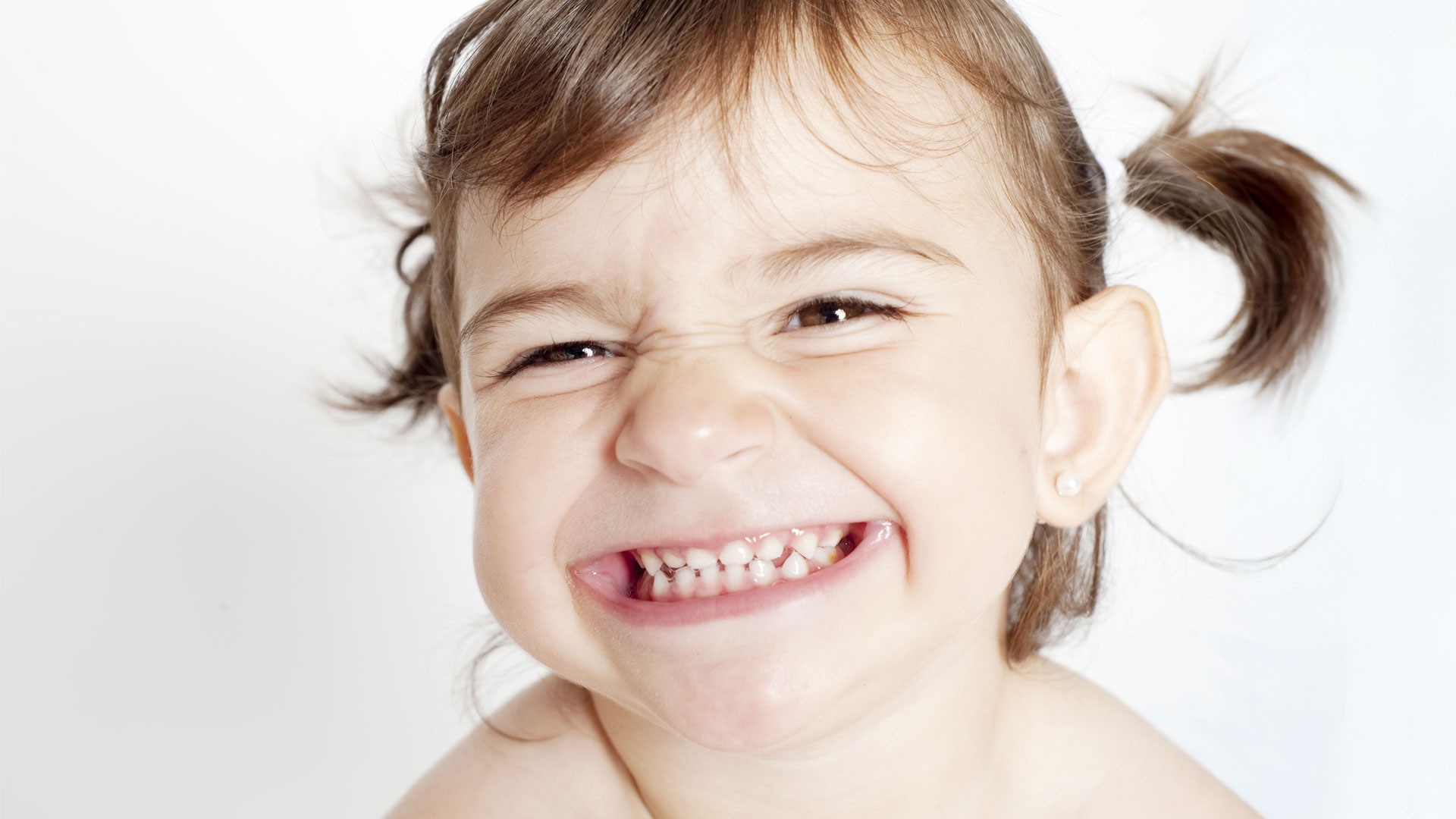 Foto di una bambina piccola che soffre di bruxismo