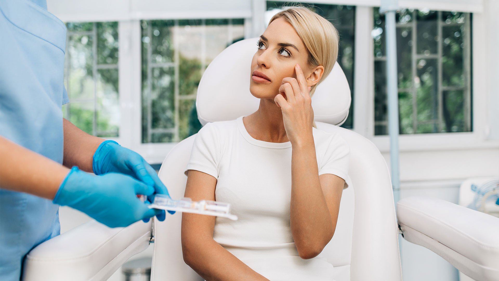 Foto di una persona che si interroga sulla sicurezza e sull'efficacia del botox