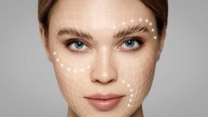 La foto mostra il viso di una donna con un'elaborazione grafica che mostra la differenza tra filler e botox