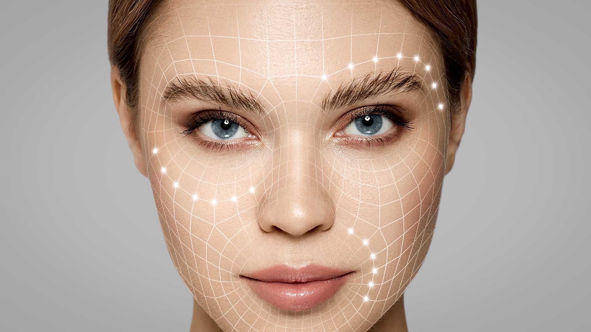 La foto mostra il viso di una donna con un'elaborazione grafica che mostra la differenza tra filler e botox