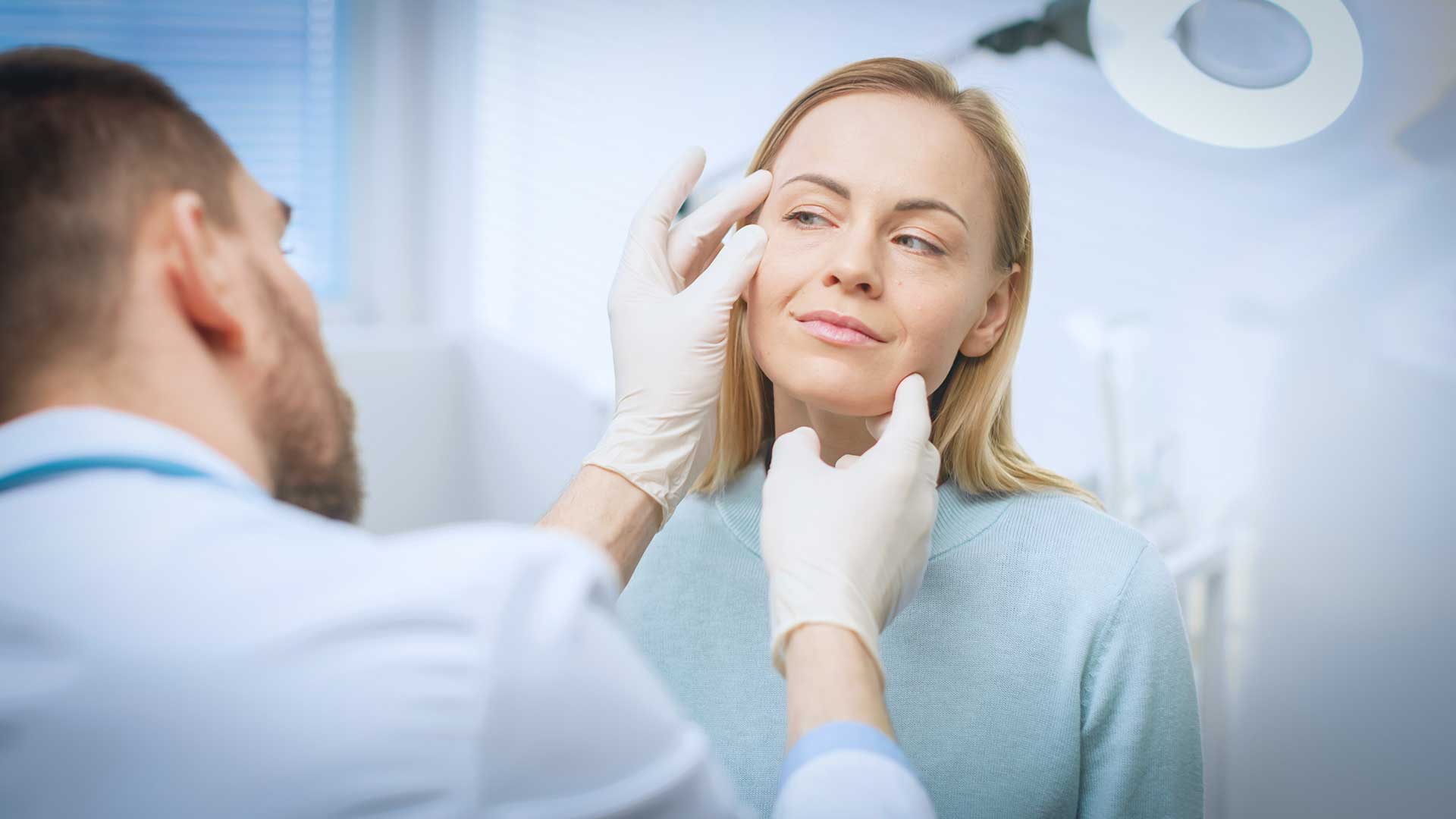 La foto ritrae una persona che fa una consulenza di medicina estetica del viso