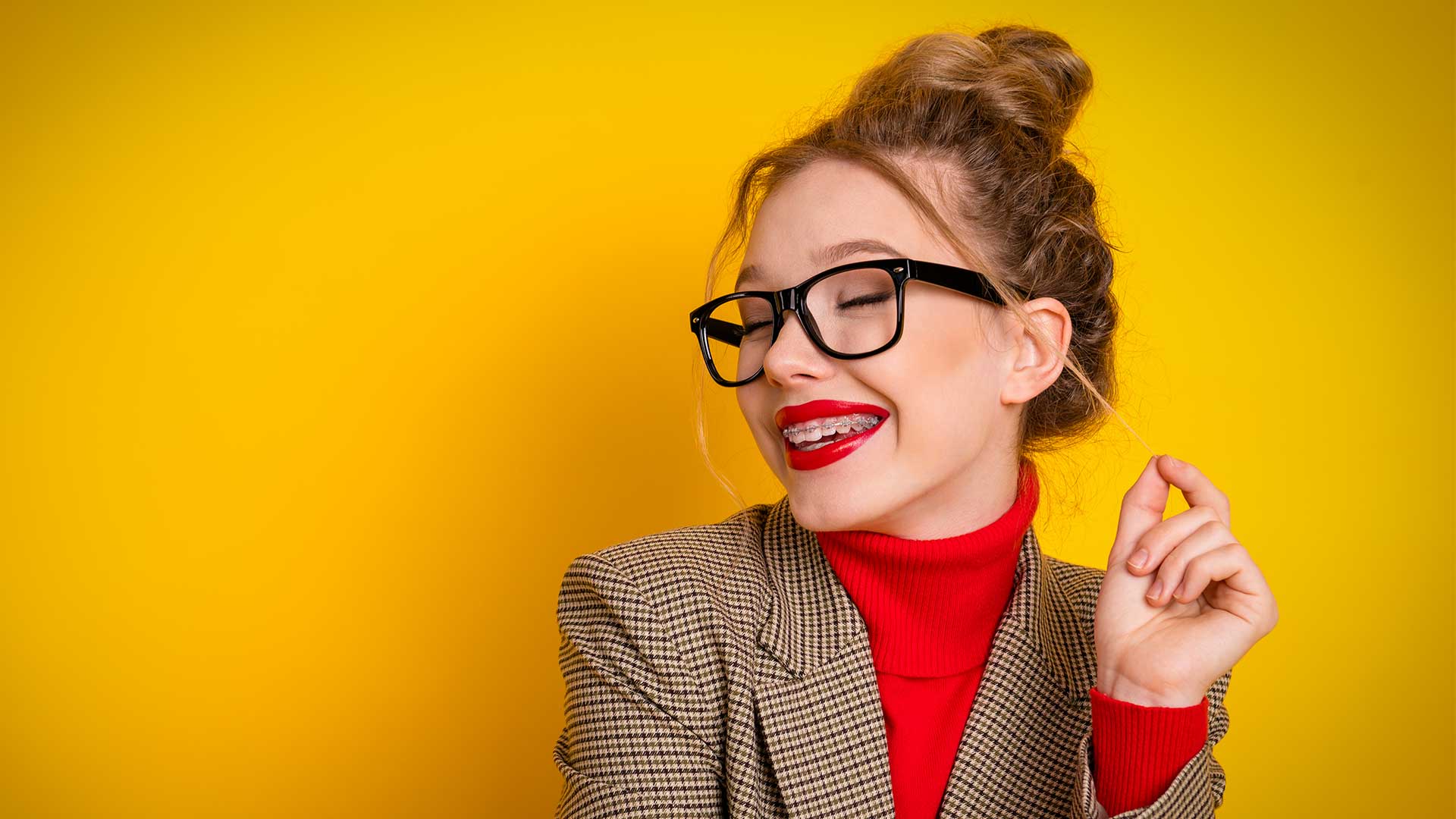 Foto di una ragazza sorridente perché con l'ortodonzia ha allineato i denti e ritrovato la sua autostima