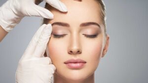 Foto di una ragazza che sta valutando il botox brow lift come soluzione per alzare le sopracciglia