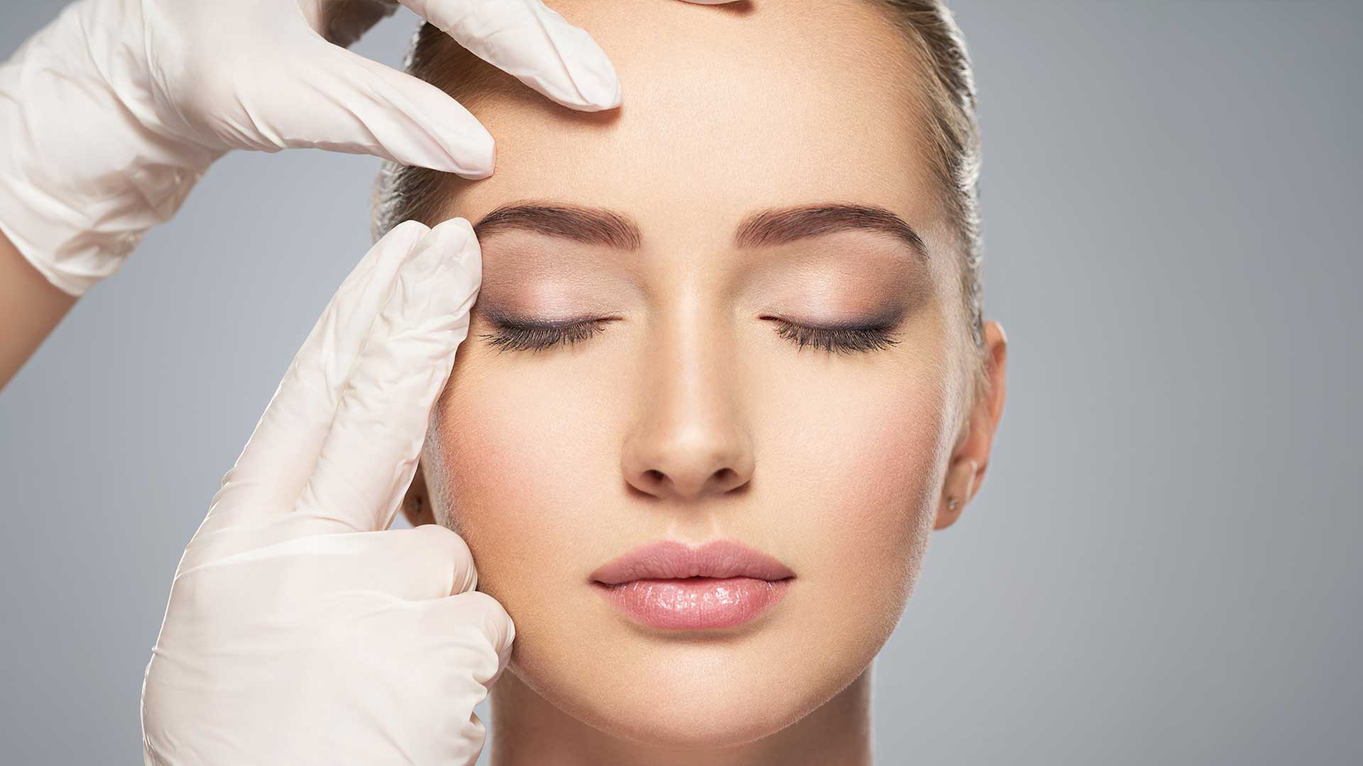 Foto di una ragazza che sta valutando il botox brow lift come soluzione per alzare le sopracciglia