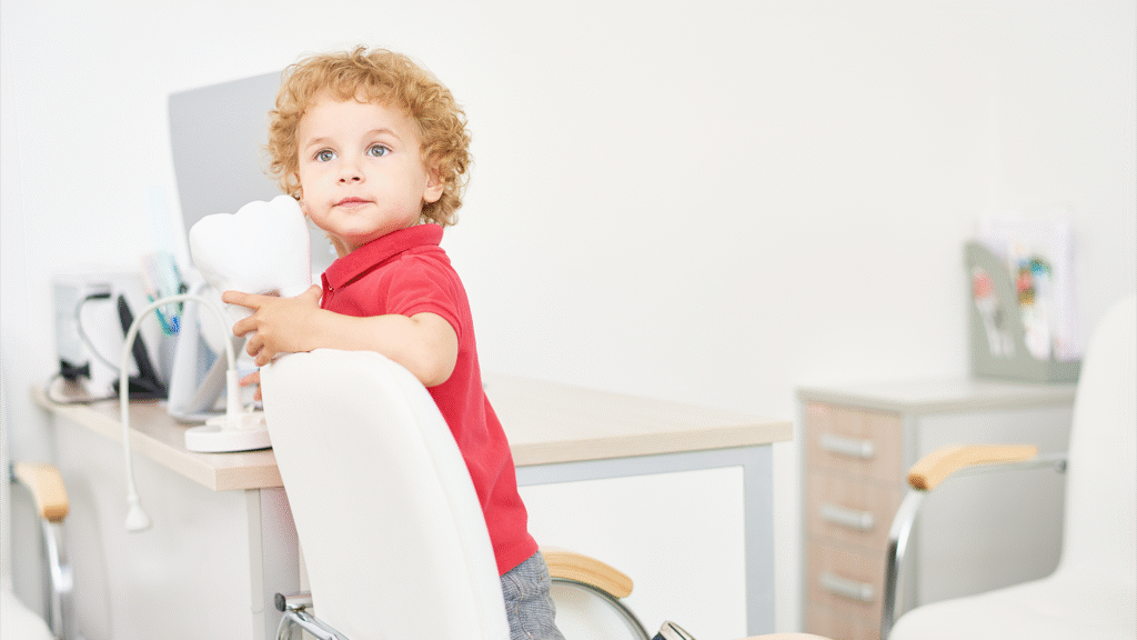 Foto di un bambino che sta per fare la sigillatura dei denti