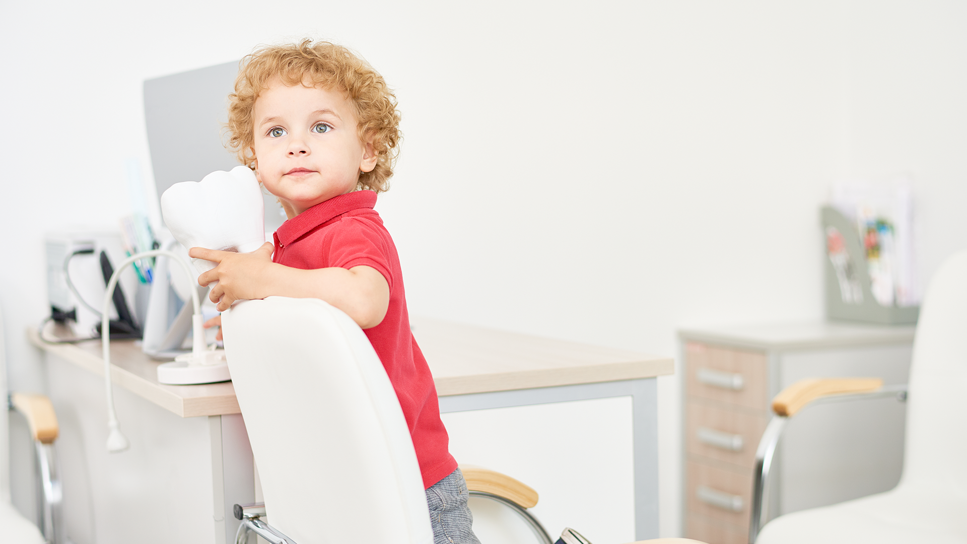 Foto di un bambino che sta per fare la sigillatura dei denti