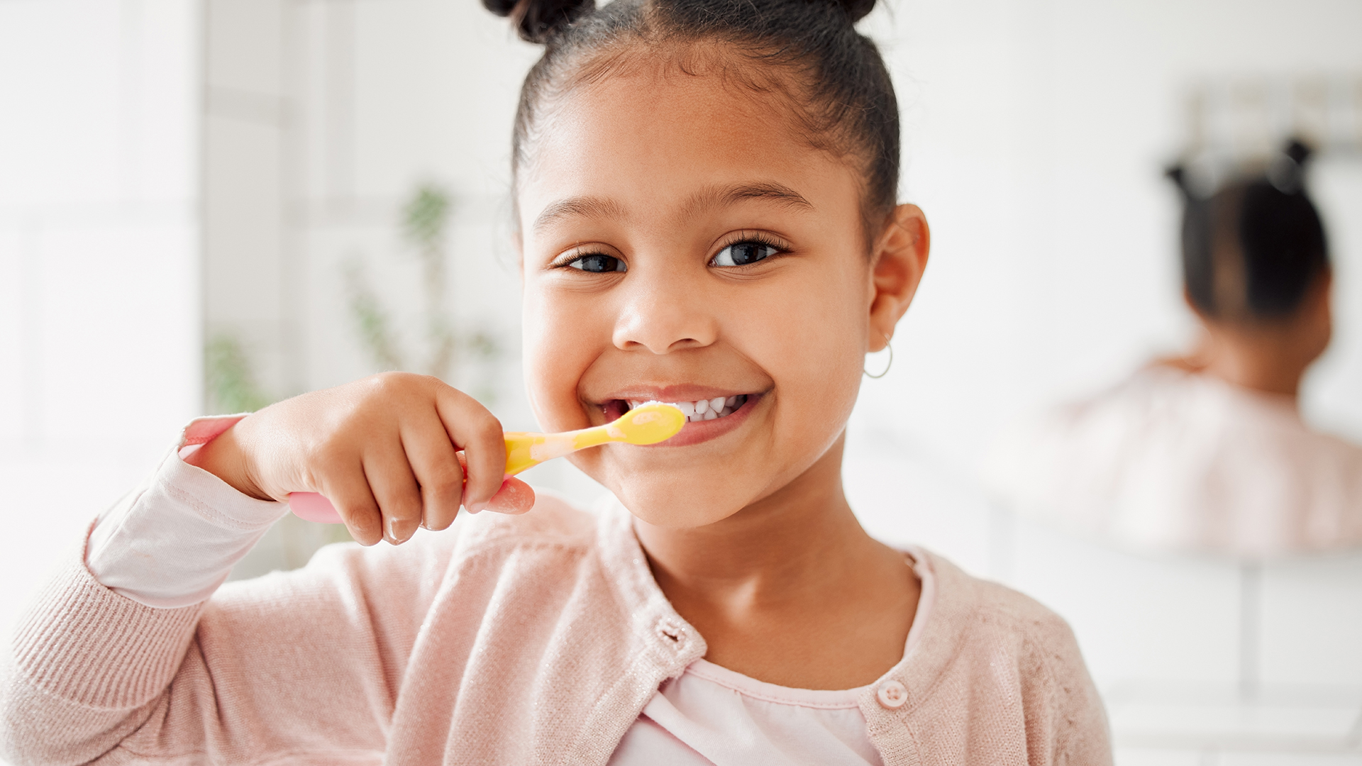 Foto di una bambina che sta per fare la sigillatura dei denti