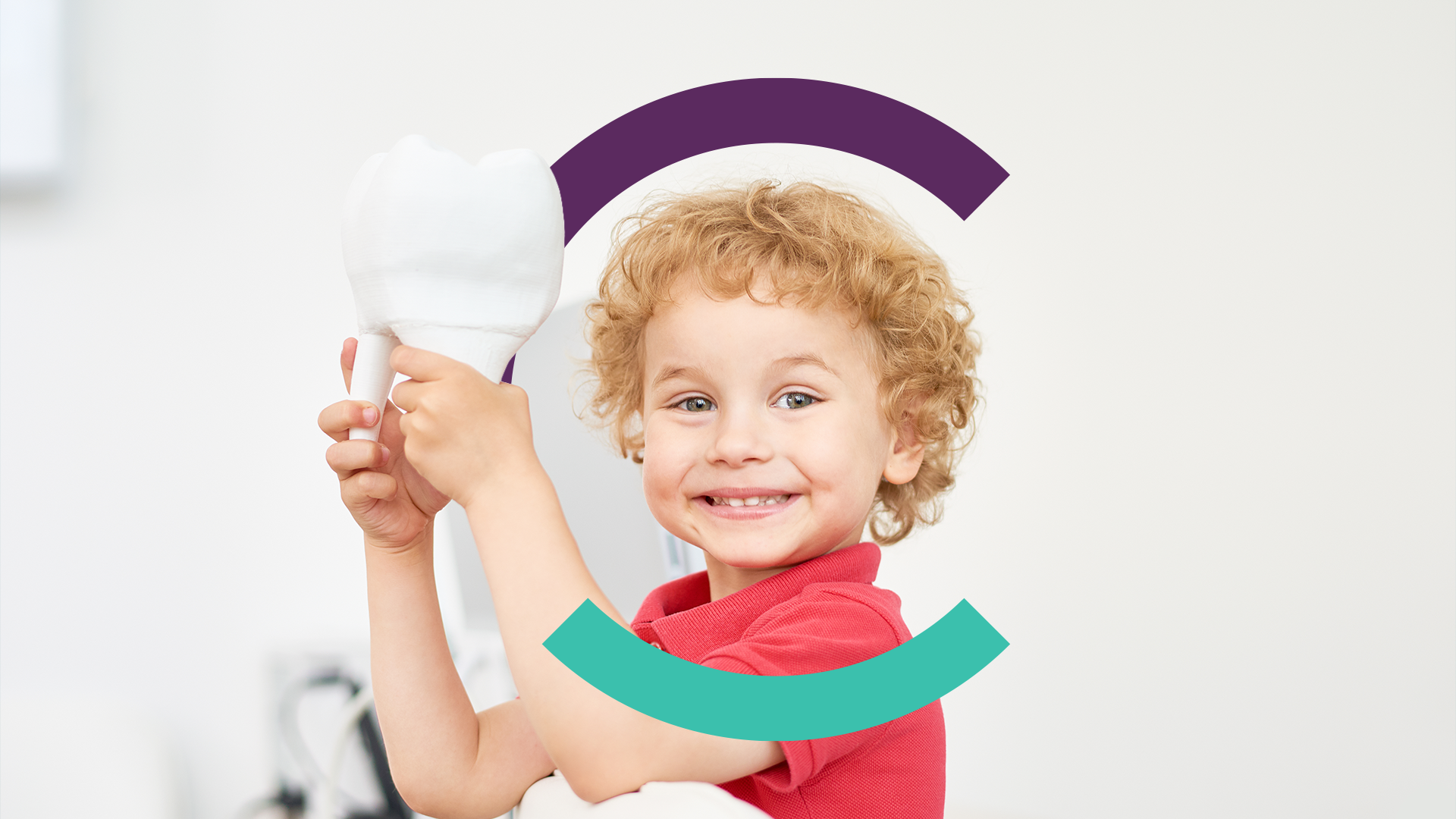 Immagine di un bambino che sta per fare la sua prima visita dal dentista