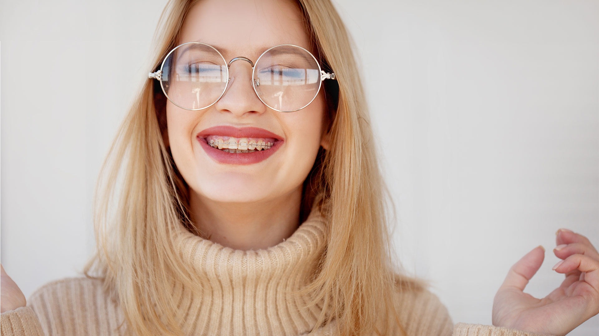 Immagine di una persona adulta che porta l'apparecchio ai denti