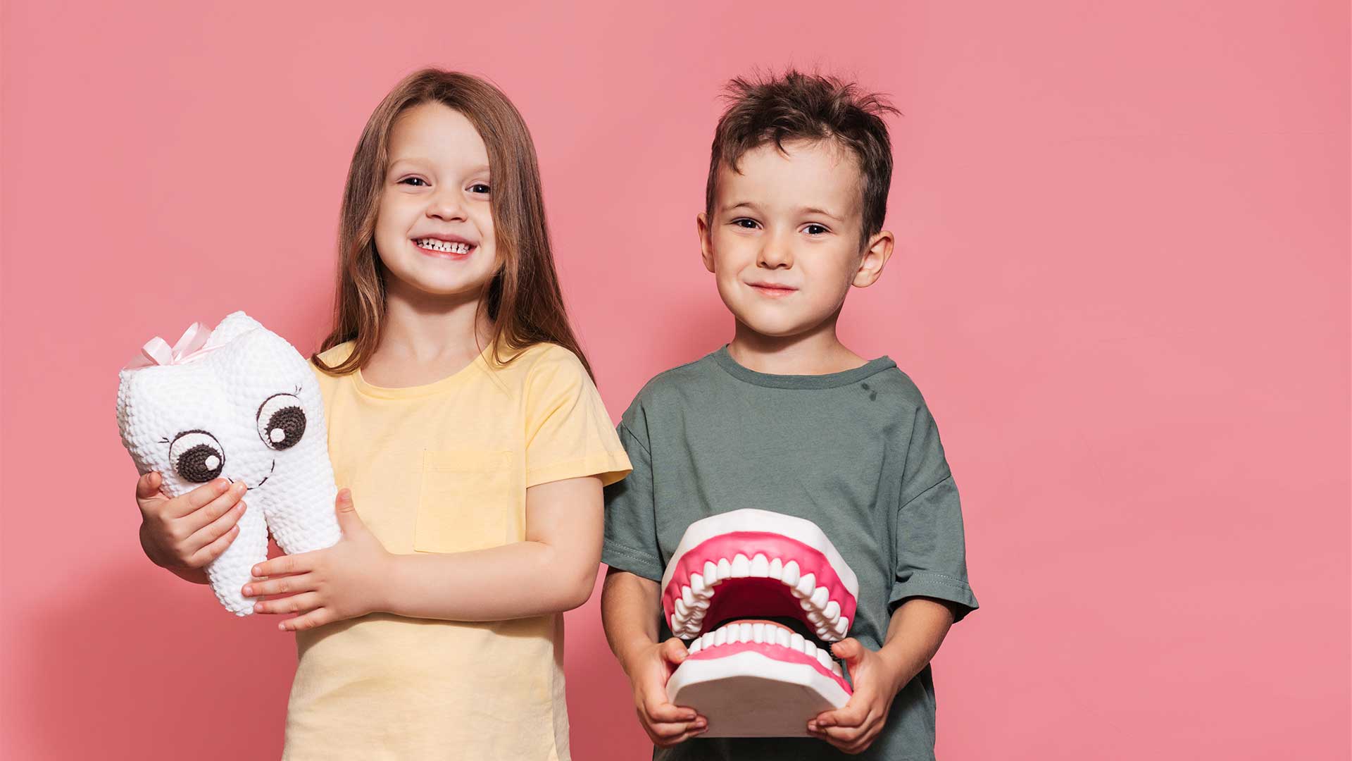 Foto di due bambini che fanno la fluoroprofilassi per prevenire l'insorgenza della carie