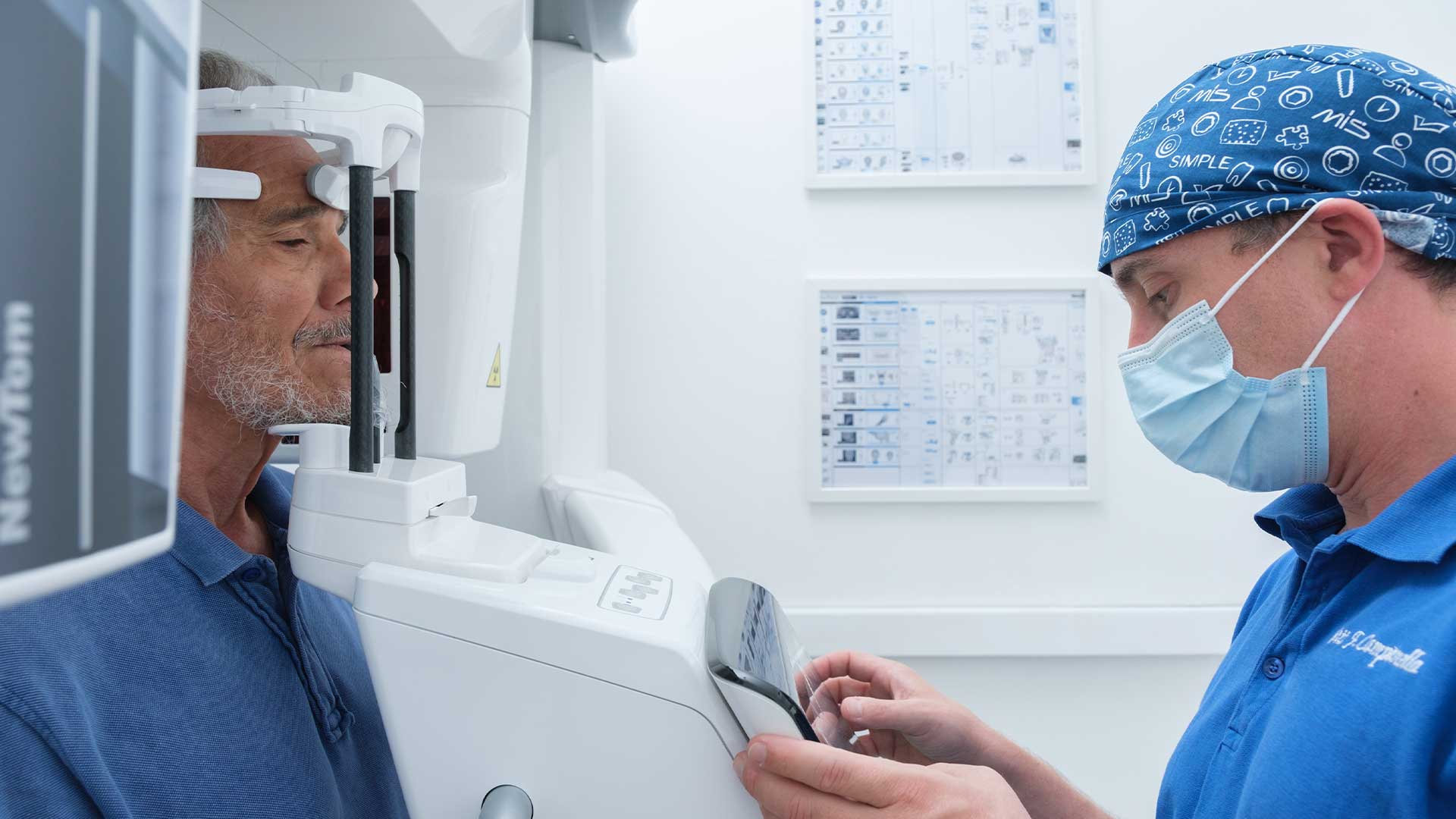 Foto di un odontoiatra che esegue una radiografia panoramica su un paziente